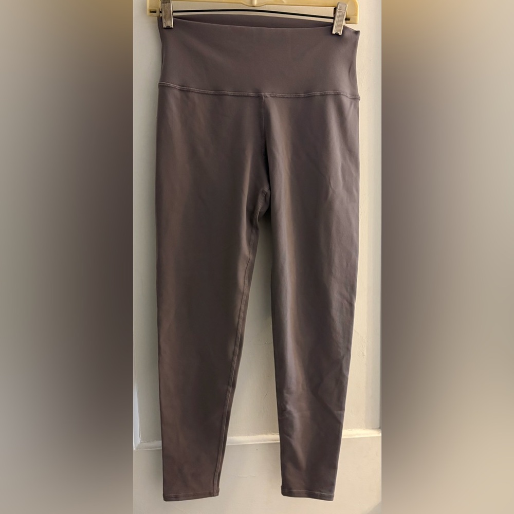 ALO Yoga High-Rise Leggings in Taupe